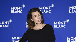 Herečka Milla Jovovich na akcii Montblanc, prišla v kreácii Prada. 
