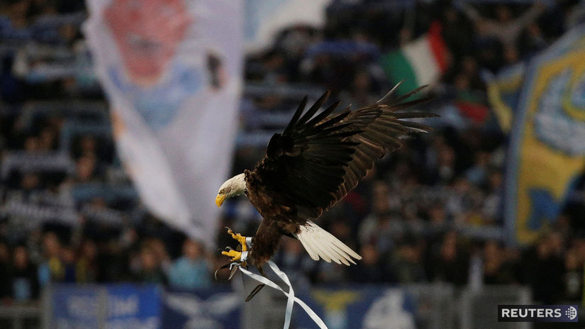 Maskot Lazia Olimpia pred zápasom so Salzburgom.