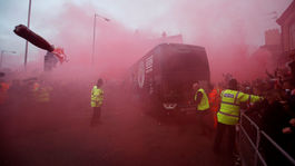 Hráčov City útok na autobus nerozhodil, dvaja strážnici sa zranili