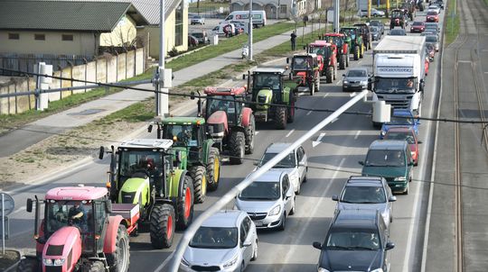 Farmári na traktoroch obsadia Bratislavu aj Brusel