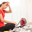 upratovanie, žena, jarná únava, únava, vysávač