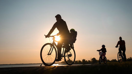 cyklisti rodina aktívny odpočinok šport...