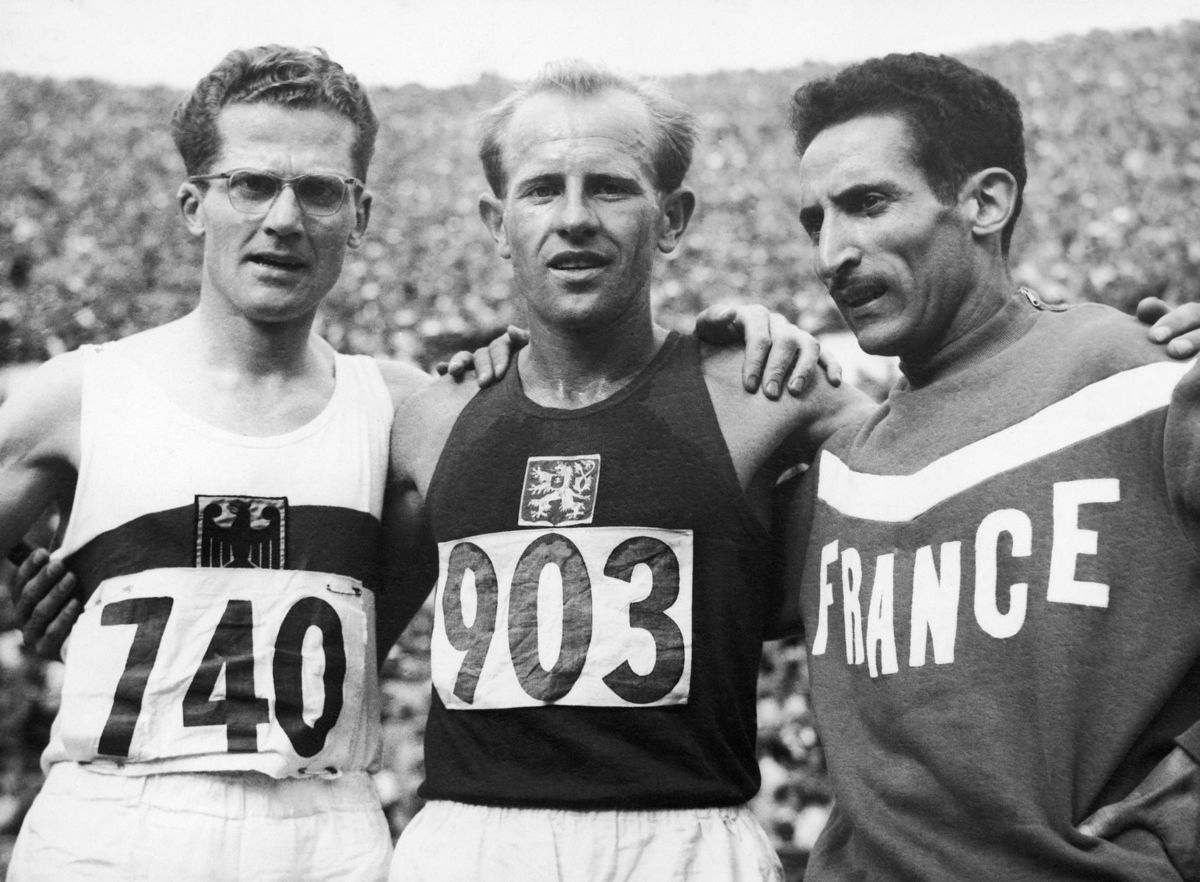 Víťaz behu na 5000 m Emil Zátopek (v strede) na...