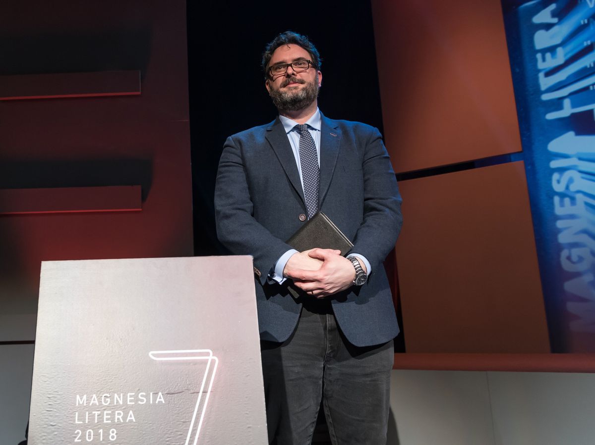 Erik Tabery si počas slávnostného ceremoniálu...