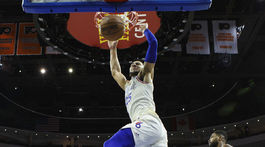 LeBronov triple-double zatienil Ben Simmons, Cleveland prišiel o tretiu priečku