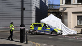 Polícia pátra po mužovi, ktorý pobodal v Londýne štyroch ľudí