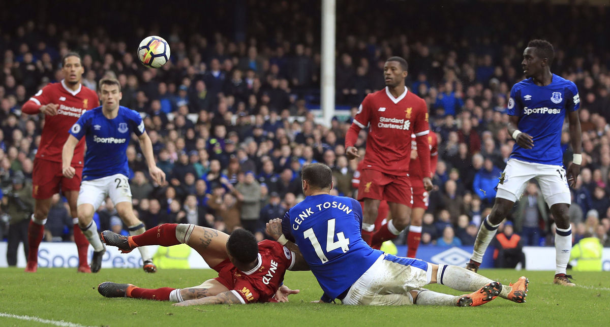 Momentka z derby zápasu Everton - Liverpool.