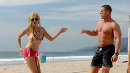 Bikiny nemá dôvod vyzliekať! A to Sharon Stone pred mesiacom  oslávila 60-ku