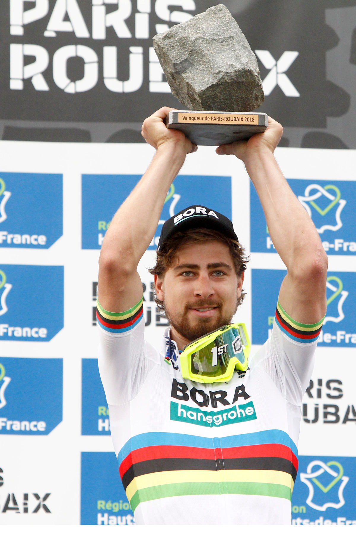 Peter Sagan drží v rukách kocku pre víťaza.