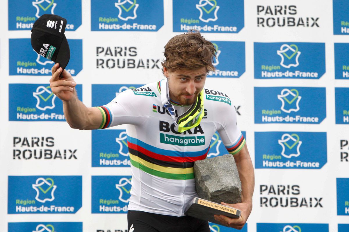 Peter Sagan na pódiu v Roubaix.