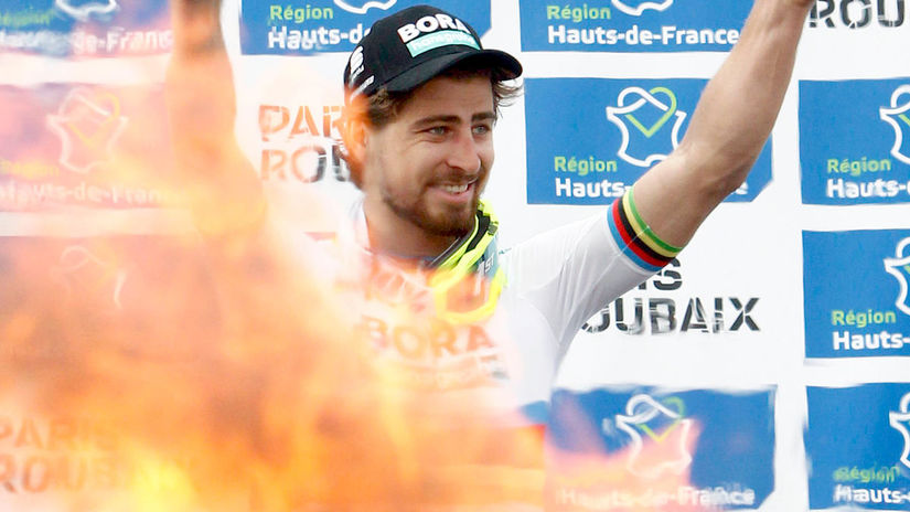 Peter Sagan na pódiu v Roubaix.