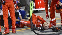 VIDEO: Räikkönen prešiel nohu mechanikovi, mastná pokuta pre Ferrari