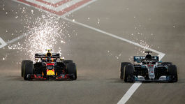 Ako vytrhnuté srdce, znie z Red Bullu. Hamilton označil Verstappena za hlupáka