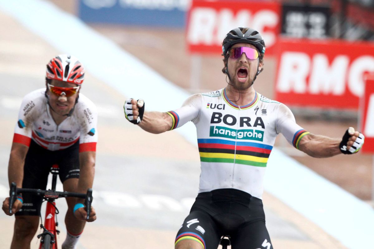 Peter Sagan oslavuje triumf na Paríž-Roubaix...