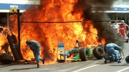 Horiaci Schumacher či koleso drviace kosti. F1 neprináša drámu len na trati