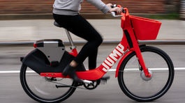 Uber sa sústredí na elektrobicykle a kolobežky