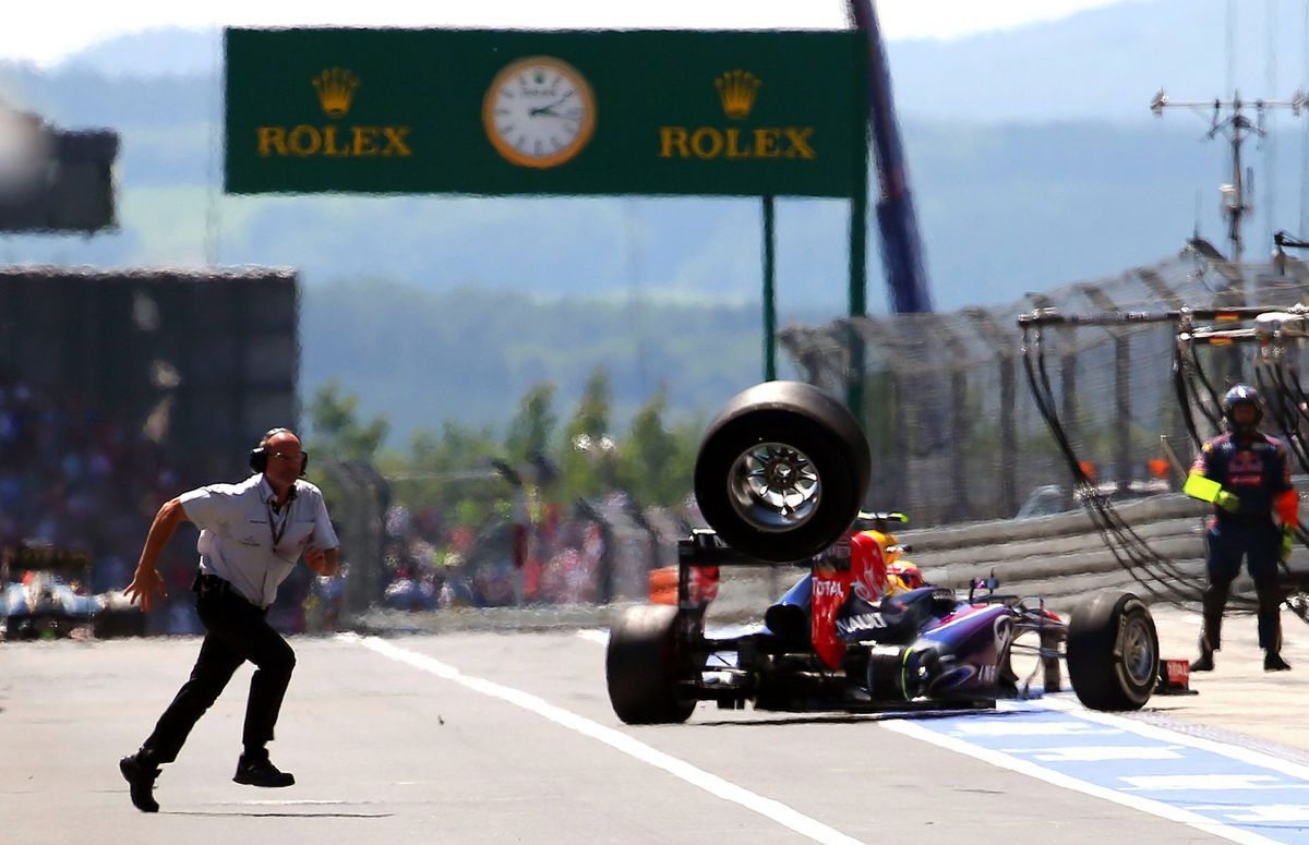 Nürburgring 2013. Uvoľnené koleso Marka Webbera...