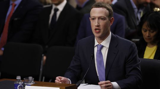 Americký Senát začal vypočúvať zakladateľa Facebooku Marka Zuckerberga
