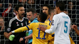 Realu tieklo do topánok. Prehrával 0:3, zachránila ho penalta v nadstavení