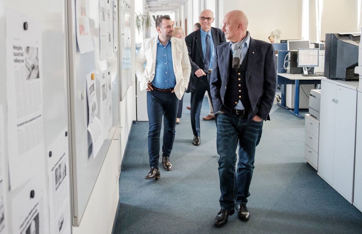 Podnikateľ a senátor Ivo Valenta (vpredu) v...