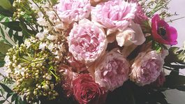 Vlastný aranžmán vo váze či miske? Vyzdobte si byt kvetinami