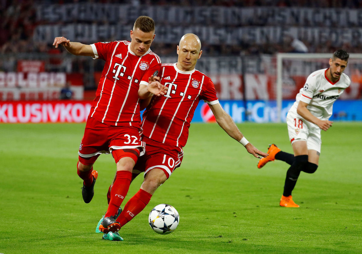 Arjen Robben a Joshua Kimmich z Bayernu počas...