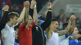 Futbalisti sa tešia na hokejové finále. Škrtel spieval a adresoval Hamšíkovi odkaz