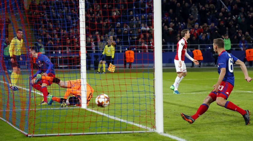 Brankár Arsenalu Petr Čech inkasuje gól v...