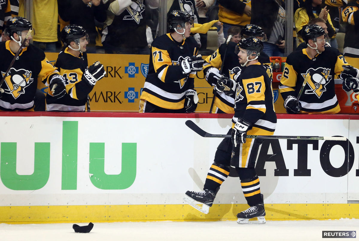 Sidney Crosby sa teší z tretieho gólu so...