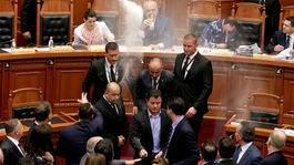 Albánski opoziční poslanci v parlamente hádzali vajcia a múku na premiéra