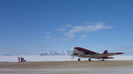 Jazerá pod ľadom pripomínajú oceány na mesiaci Európa