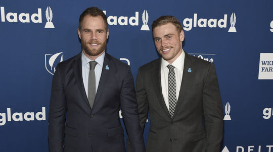 Herec Matthew Wilkas (vľavo) a jeho partner -...