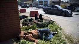 Migranti obliehajú okolie policajnej stanici v Solúne, chcú sa nechať zatknúť