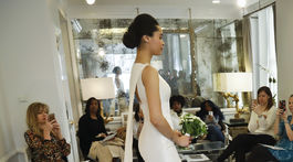 Modelka v šatách pre nevestu z kolekcie Romona Keveza, ktorú predstavili v New Yorku.