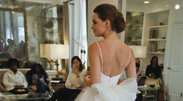 Modelka v šatách pre nevestu z kolekcie Romona Keveza, ktorú predstavili v New Yorku.