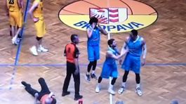 VIDEO: Zabáva sa aj legendárny Shaq. V českej lige simuloval rozhodca