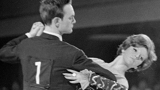 Anglickí tanečníci Raymond Root a Francis...