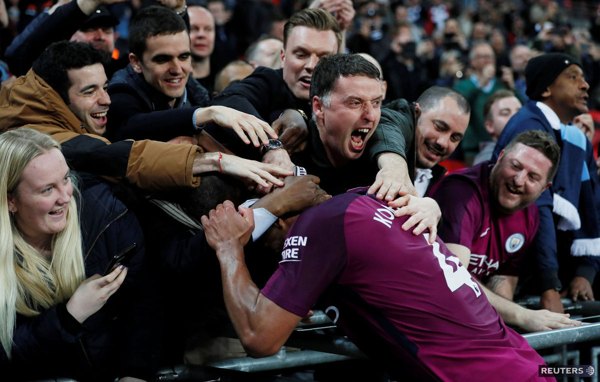 Kapitán Manchestru City Vincent Kompany sa teší...