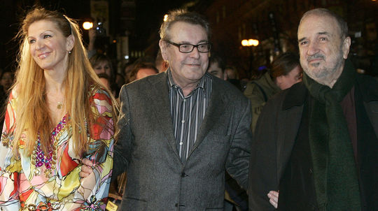 Český režisér Miloš Forman (v strede) s...