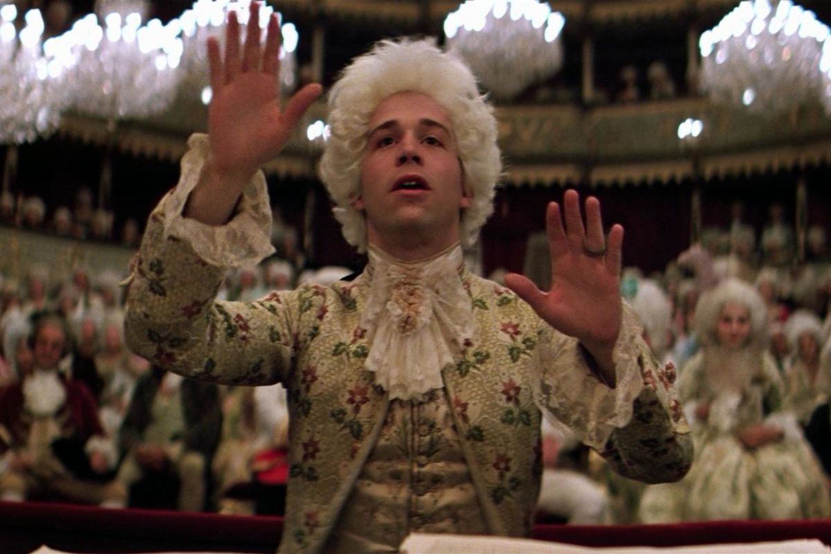 Tom Hulce ako Wolfgang Amadeus Mozart v snímke...