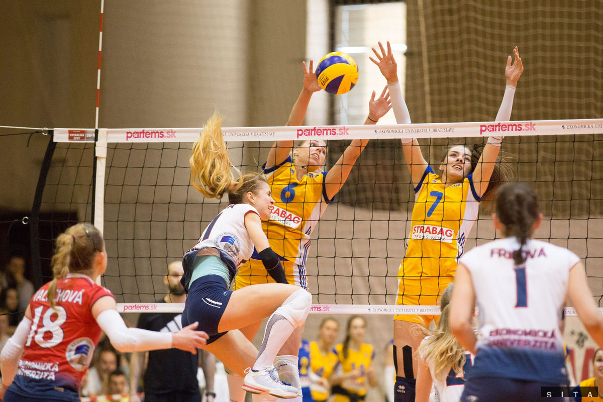 Hráčky VK Slávia EU a Strabag Volleyball Club...