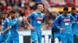 Neapol stratil na San Sire cenné body, Juventus to využil. Rímske derby bez gólov