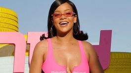 Krv a mlieko v neopréne! Rihanna obliny neskrýva, sexy je aj s kilami navyše