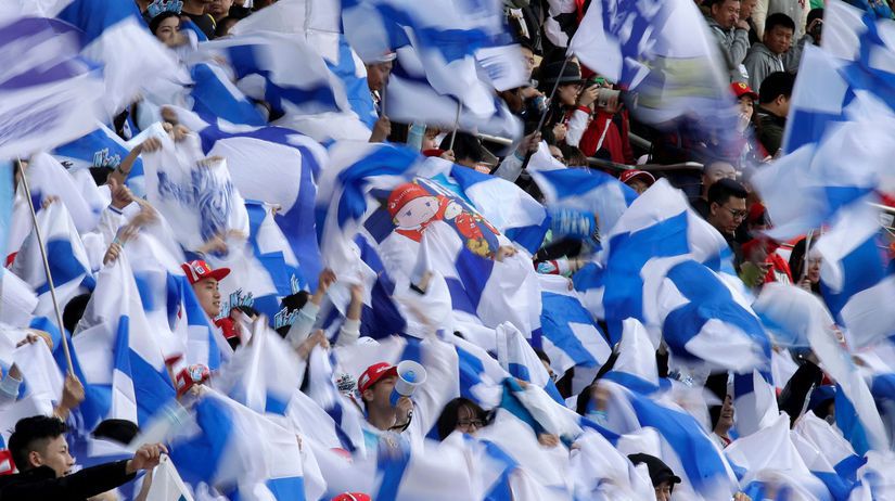 Záplava fínskych vlajok pred VC Číny.