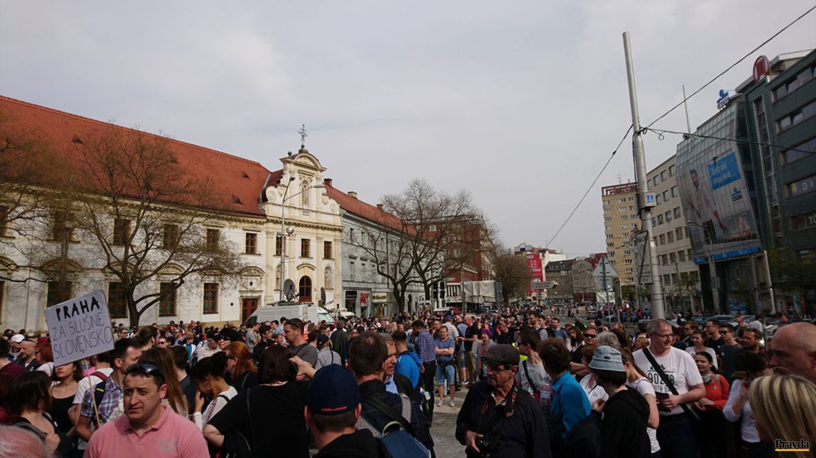 Námestie SNP sa zapĺňa, ľudia opäť prišli na...