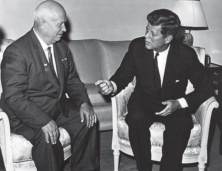 Nikita Chruščov a John F. Kennedy na summite v...