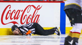 Rozhodca, ktorý priťahuje zranenia. Berton skončil už dvakrát na nosidlách