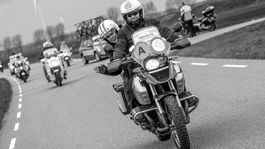 Sagan je ako rocková hviezda. Z každej fotografie srší jeho charizma