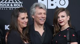 Spevák Jon Bon Jovi s manželkou a dcérou. 