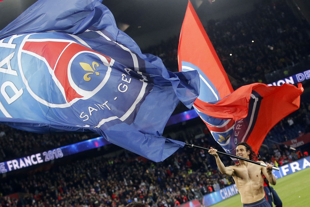 Edinson Cavani máva klubovou vlajkou a teší sa...